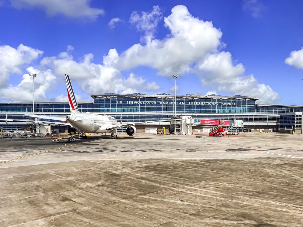 Avion Air France stationné devant le terminal de l'aéroport international Sir Seewoosagur Ramgoolam à Maurice.