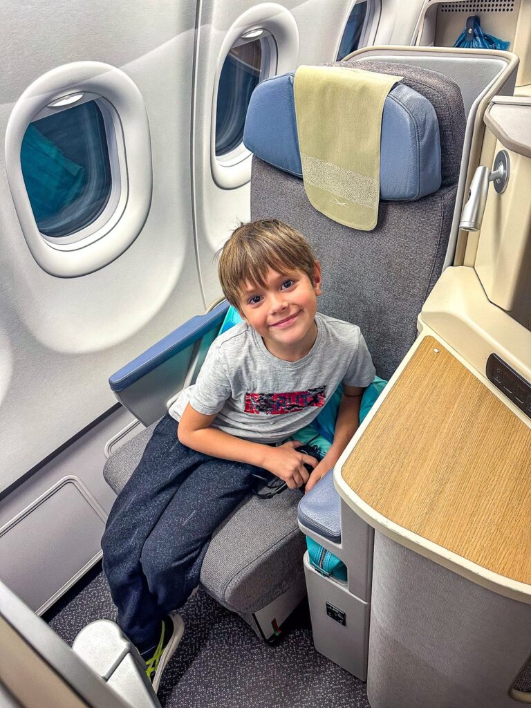 Un enfant assis dans un siège de classe affaires Air Mauritius à bord d'un Airbus A330neo.