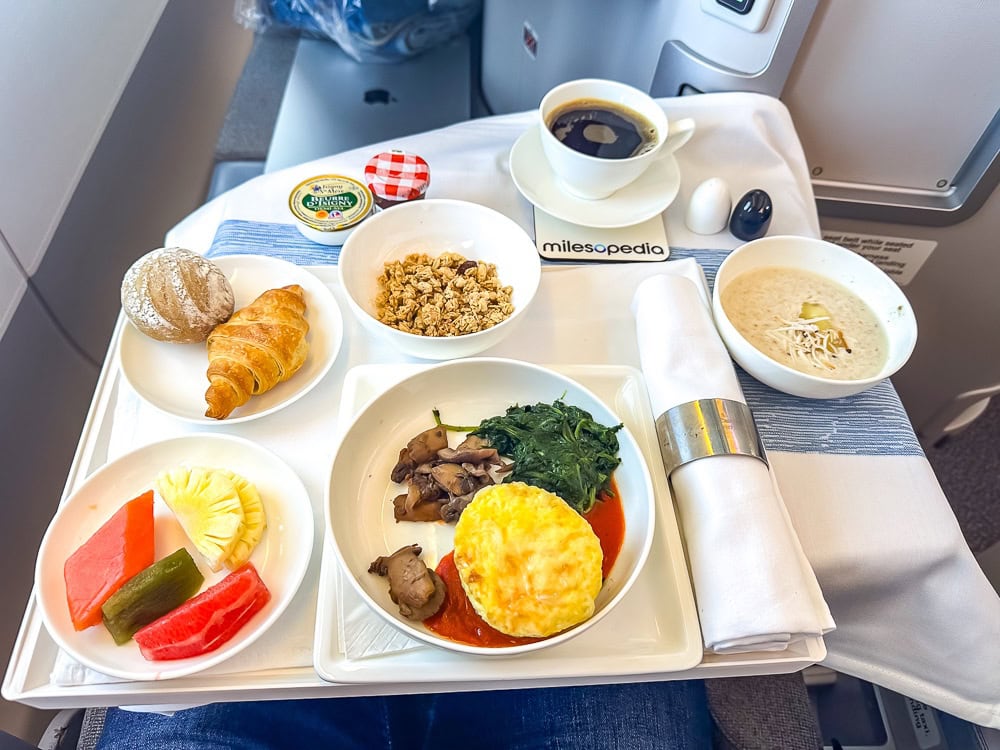 Plateau de petit-déjeuner servi en cabine Business Air Mauritius A350