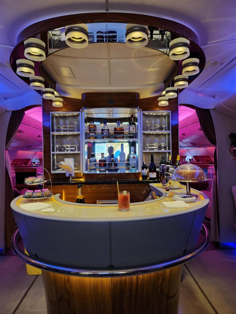 Bar à bord de l'Airbus A380 Emirates en classe Affaires avec boissons et éclairage coloré