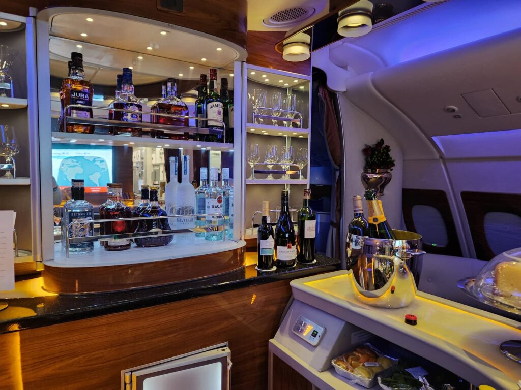 Bar à bord de l'Airbus A380 Emirates en classe Affaires avec bouteilles et lumières bleutées