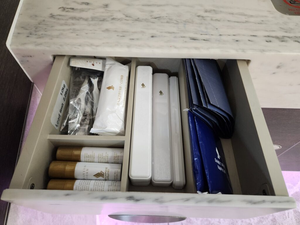 Tiroir d'accessoires Singapore Airlines avec peignes, rasoirs et mousses à raser en classe Affaires