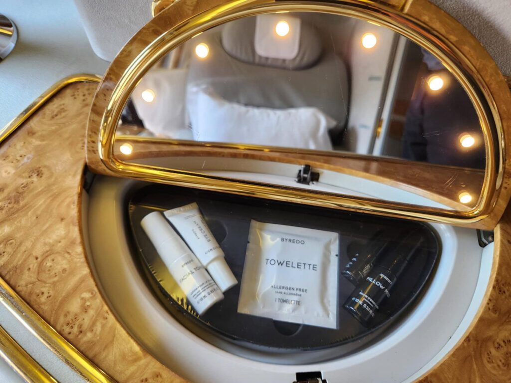Trousse de toilette Byredo dans une suite First Class Emirates avec miroir doré et éclairage intégré