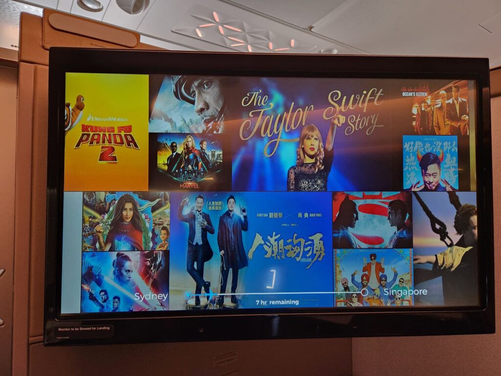 Écran de divertissement en vol Singapore Airlines affichant des films et documentaires entre Sydney et Singapour.