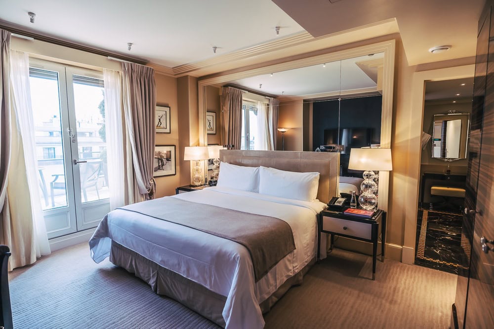 Chambre de la Suite Macassar avec lit king-size au Prince de Galles Paris