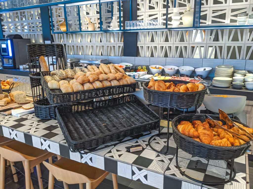 Buffet de petit-déjeuner avec paniers de pains et croissants au Courtyard by Marriott Paris Créteil.