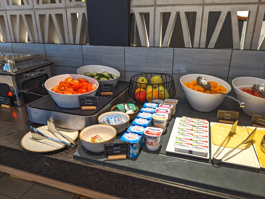 Buffet de petit-déjeuner avec fruits, fromages, yaourts Danone, beurre et crudités au Courtyard Paris Créteil.