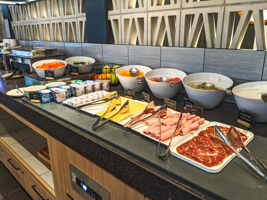 Buffet de petit-déjeuner avec charcuterie, fromages, yaourts et fruits frais au Courtyard by Marriott Paris Créteil.