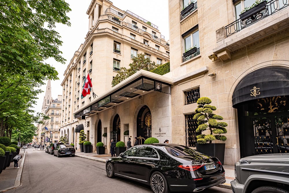 Façade du Prince de Galles sur l'avenue George V à Paris