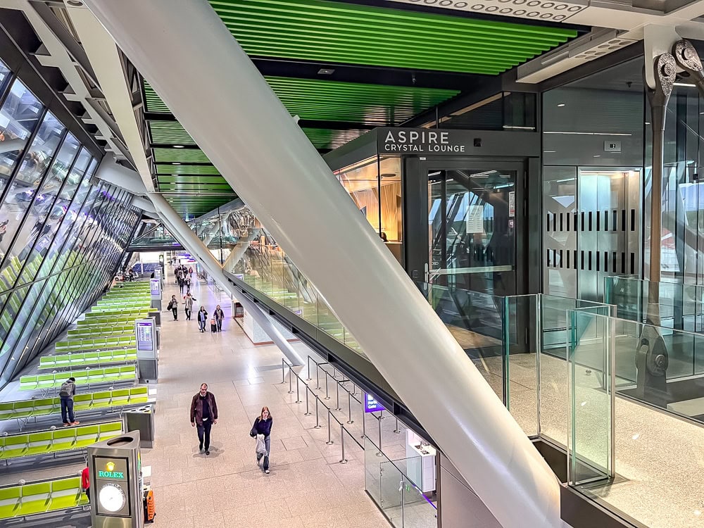 Vue du terminal de l'aéroport de Genève avec l'entrée du salon Aspire Crystal Lounge.