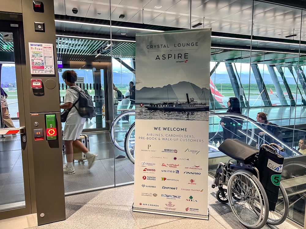 Panneau du Crystal Lounge Aspire à l'aéroport de Genève avec logos de compagnies aériennes partenaires.