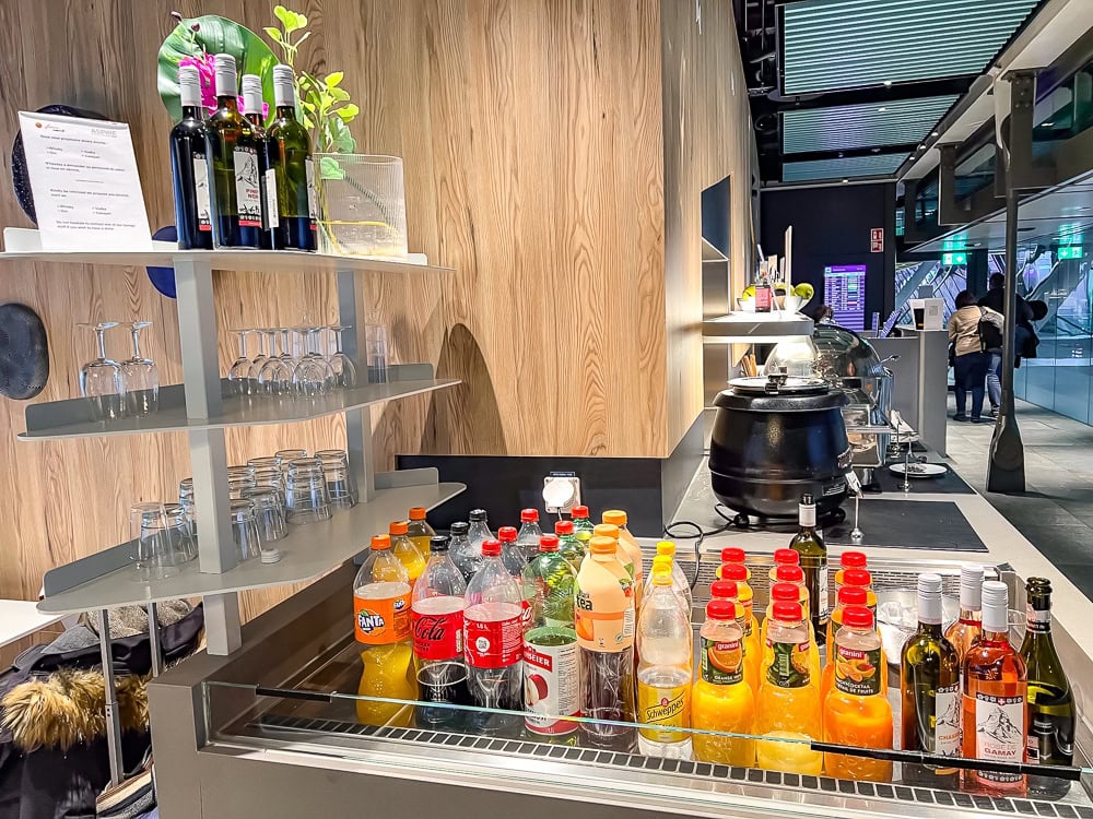 Sélection de boissons et vins au buffet du salon Aspire à l'aéroport de Genève.