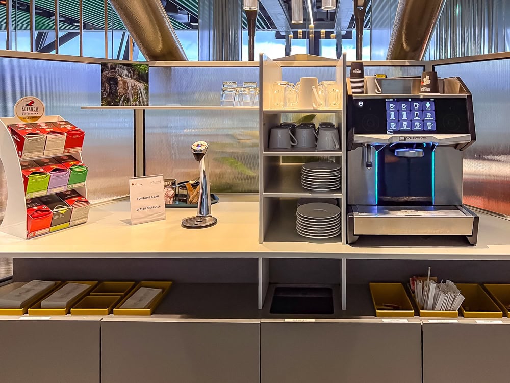 Machine à café automatique et station de boissons au salon Aspire de l'aéroport de Genève.