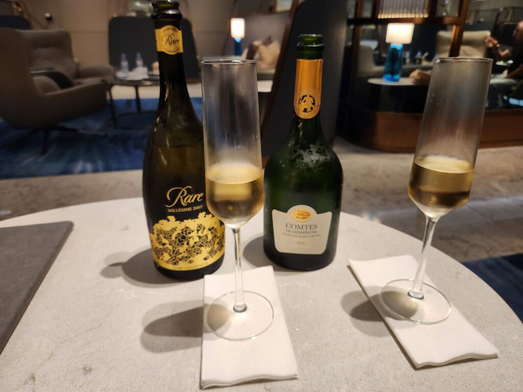 Deux bouteilles de champagne Rare et Comtes de Champagne servies dans le salon Singapore Airlines.