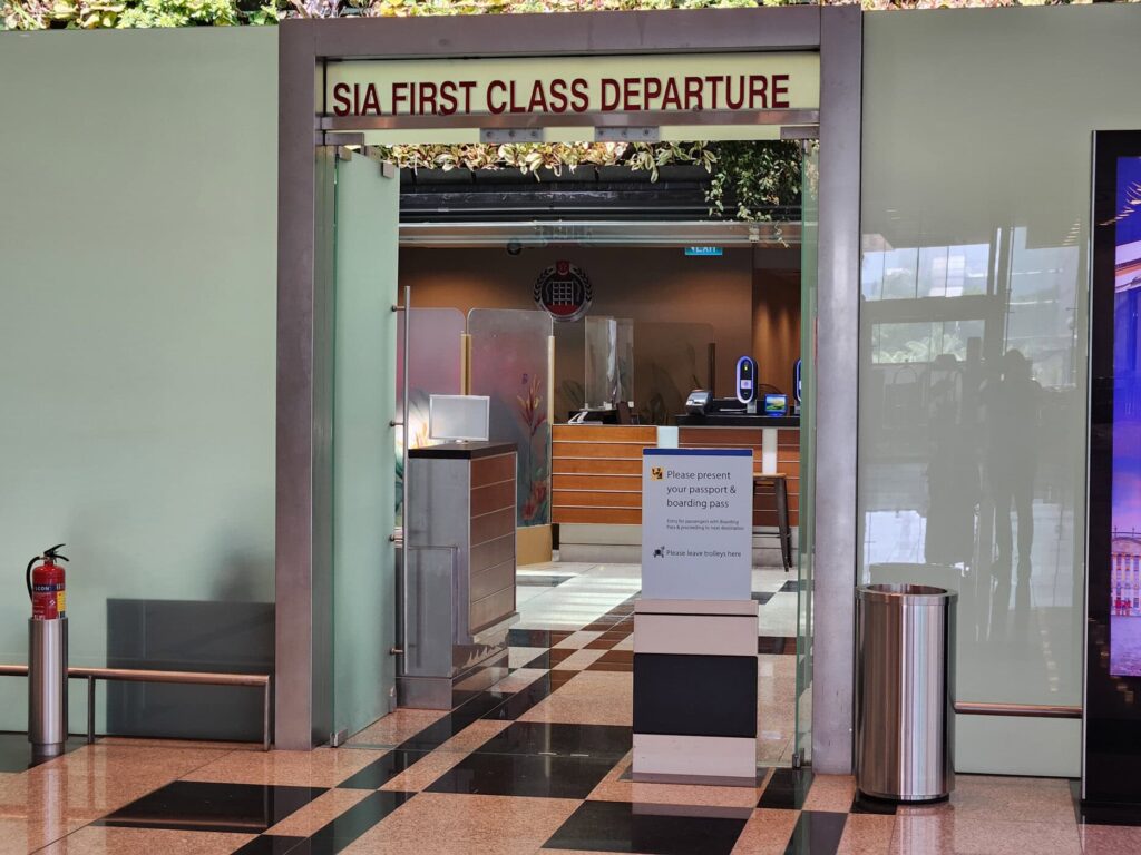 Entrée du comptoir d'enregistrement première classe Singapore Airlines à l'aéroport de Singapour-Changi.