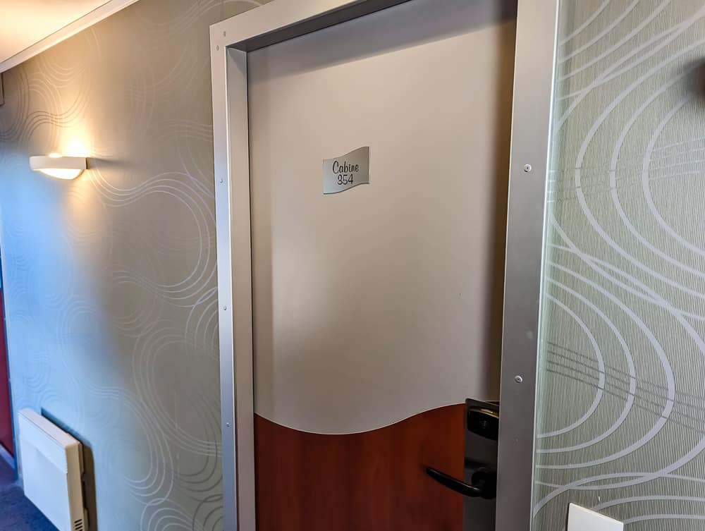 Porte de la chambre 354 de l'hôtel Ibis Styles Ouistreham avec plaque indiquant Cabine 354
