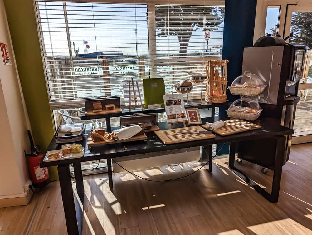 Buffet petit-déjeuner à l'hôtel Ibis Styles Ouistreham avec pain, grille-pain et machine à café