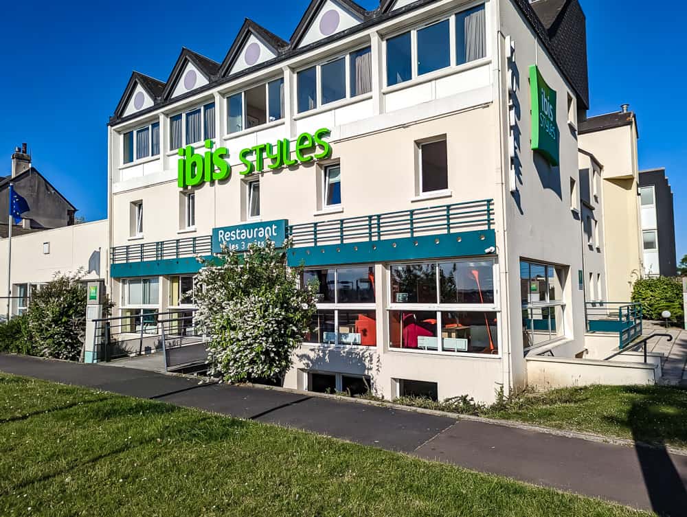 Façade de l'hôtel Ibis Styles Ouistreham avec enseigne verte et restaurant Les 3 mâts au rez-de-chaussée
