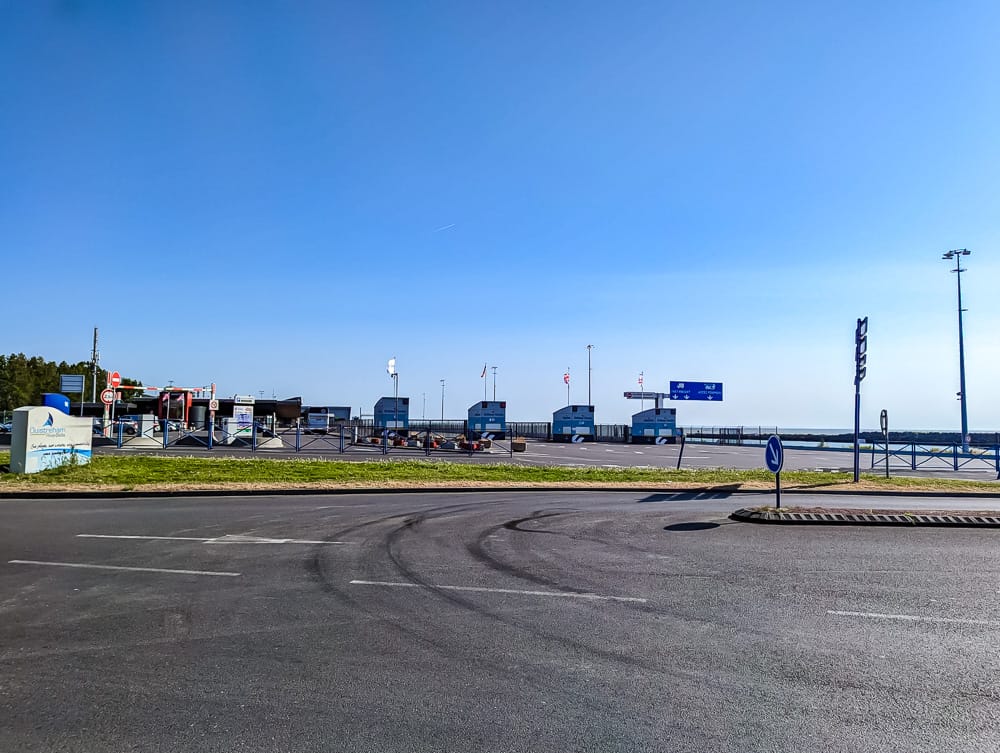 Vue sur l'entrée du terminal des ferries de Ouistreham, sous un ciel bleu dégagé