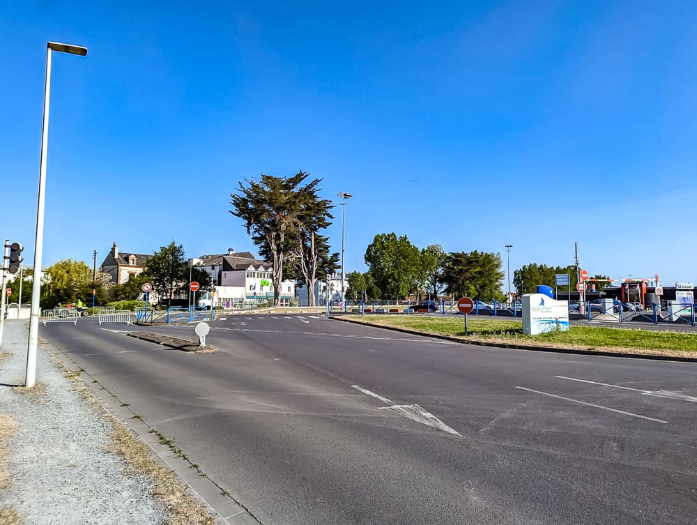 Vue de la route principale menant à l'hôtel Ibis Styles Ouistreham, près du terminal du ferry