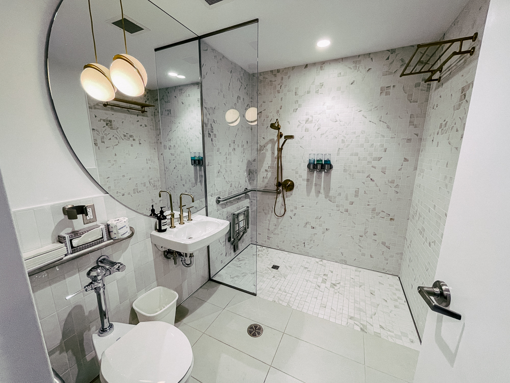 Salle de douche moderne et lumineuse du salon Air France à l'aéroport de Montréal.