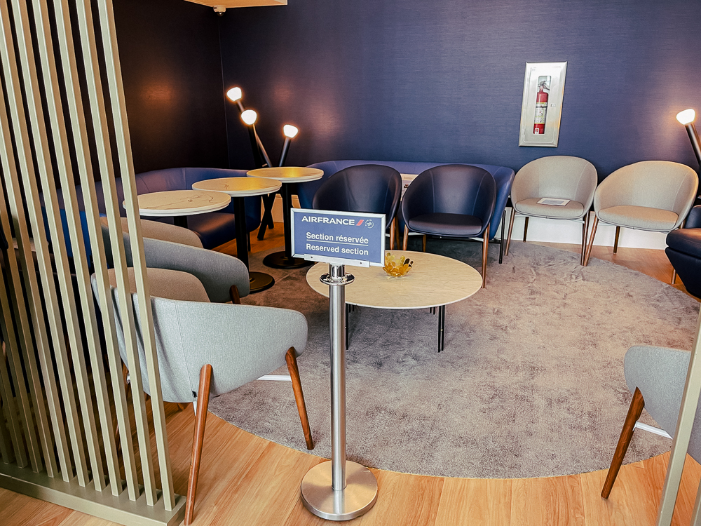 Espace réservé au salon Air France de Montréal avec fauteuils modernes et lumière tamisée.