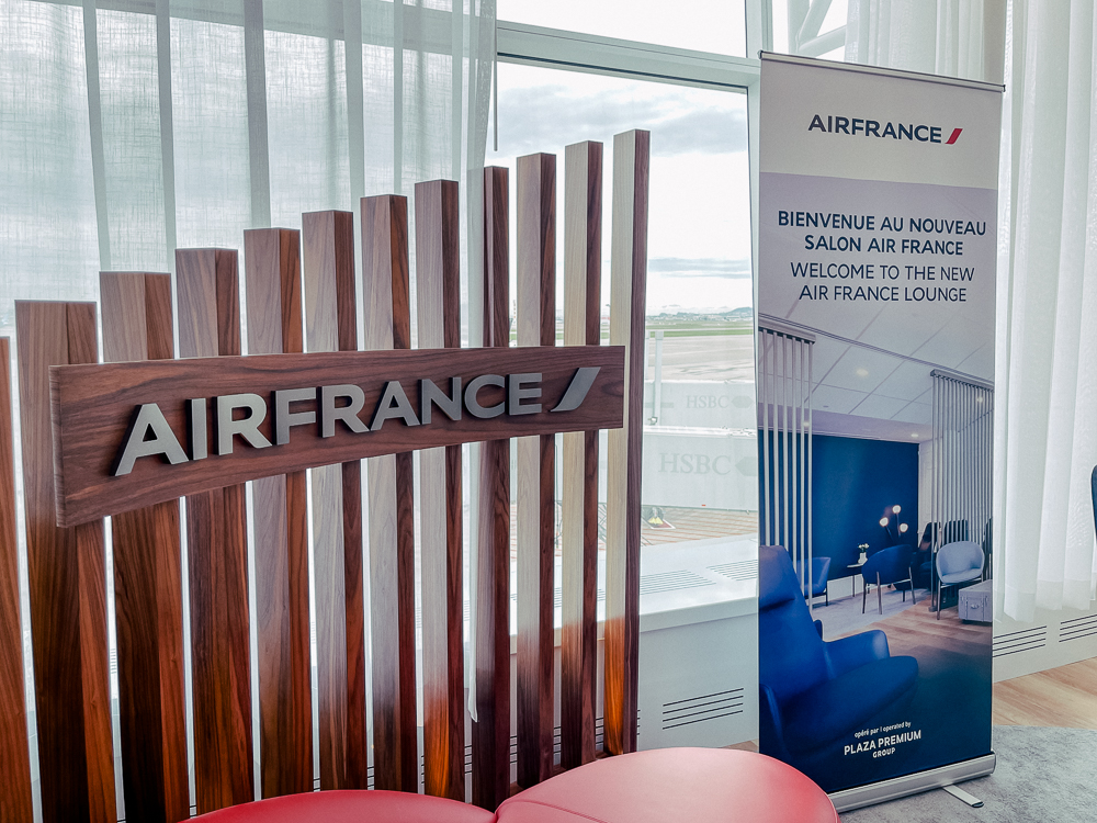 Panneau Air France et affiche du nouveau salon Air France à l'aéroport de Montréal.