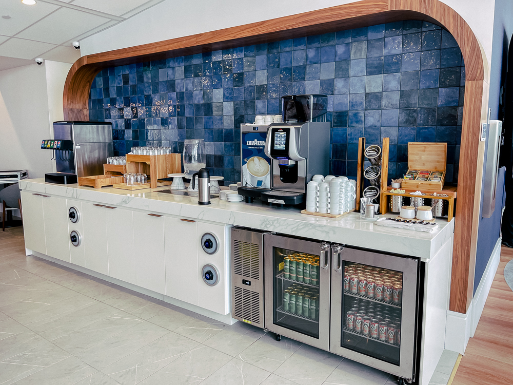 Espace boissons et café Lavazza au salon Air France de l'aéroport de Montréal.