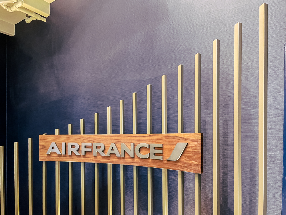 Mur décoratif avec logo Air France sur fond bleu au salon de Montréal.