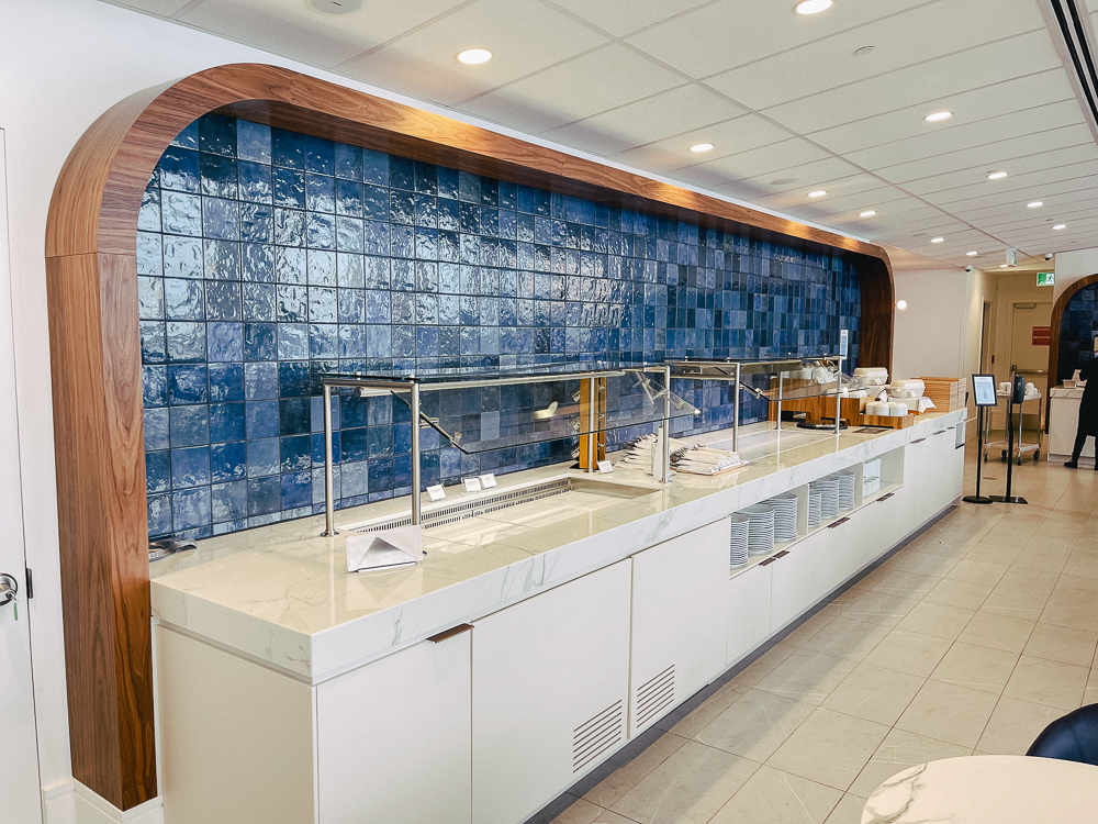 Comptoir buffet moderne avec carrelage mural bleu au salon Air France de Montréal YUL.