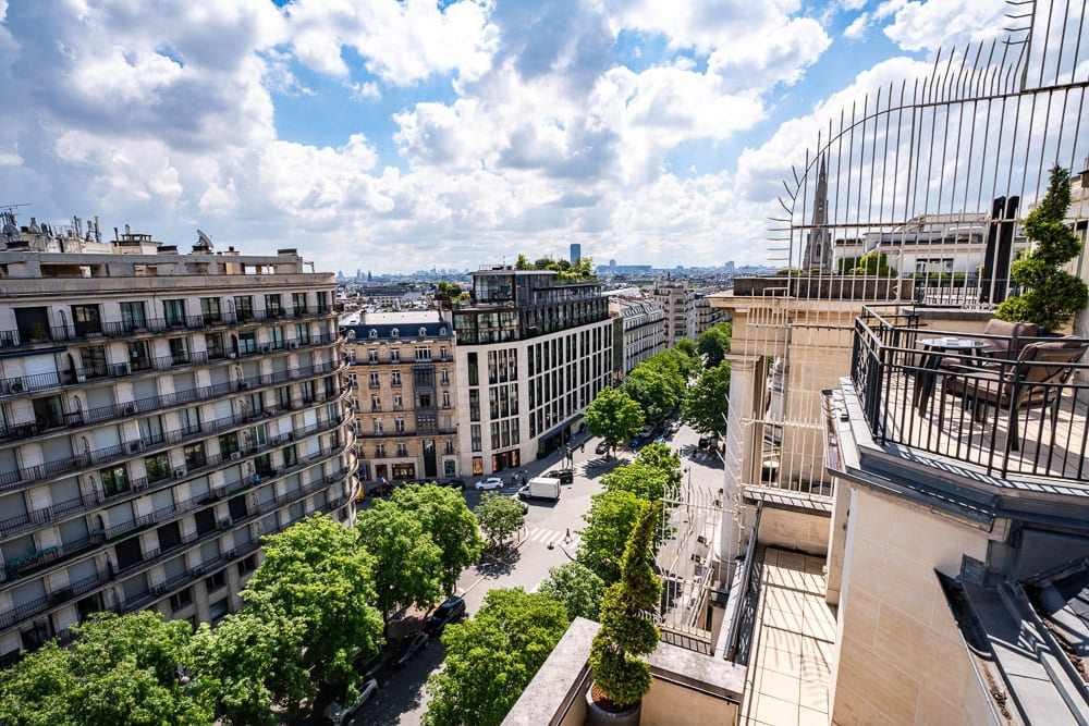 Terrasse de la Suite Macassar avec vue sur les toits de Paris, Prince de Galles