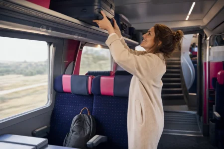 Photographie réaliste et lumineuse à l'intérieur d'un train — Featured image