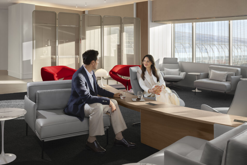 Voyageurs discutant dans le lounge lumineux du salon La Première Air France à Paris-CDG