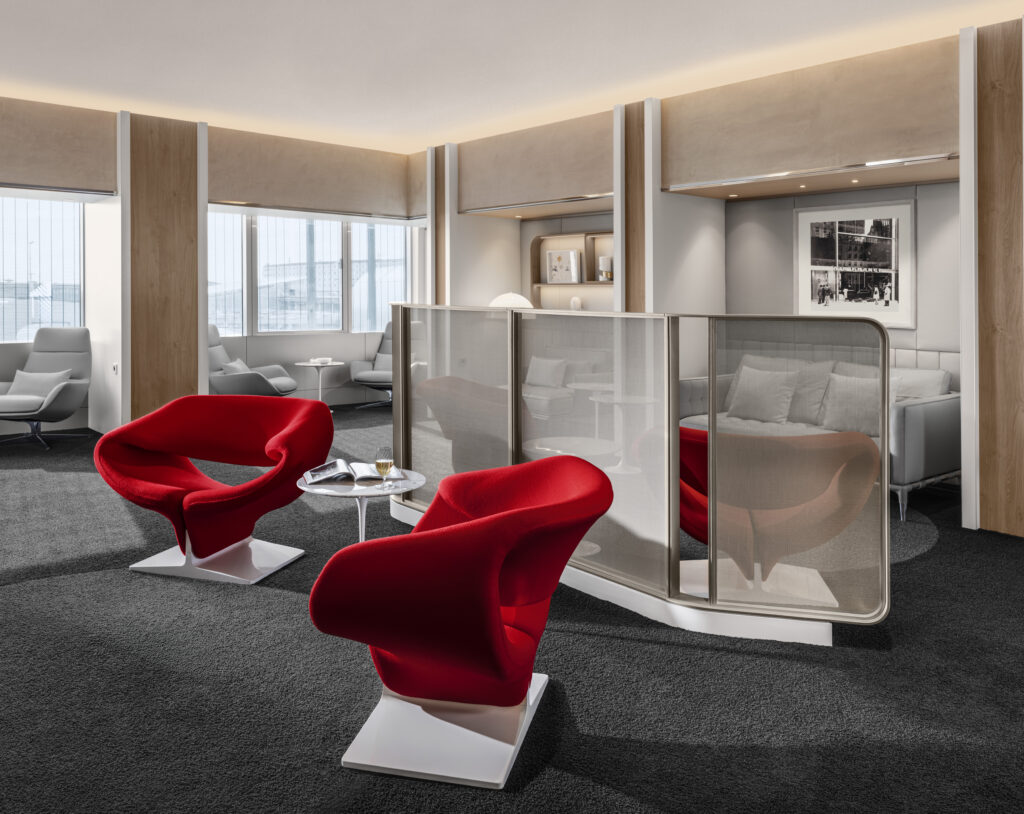 Fauteuils Ribbon rouges de Pierre Paulin et alcôves privées du salon La Première Air France