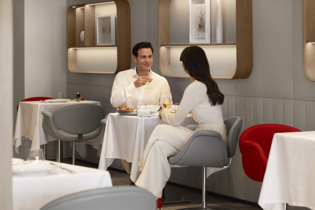 Couple dînant dans l'espace restaurant du salon La Première Air France à Paris-CDG