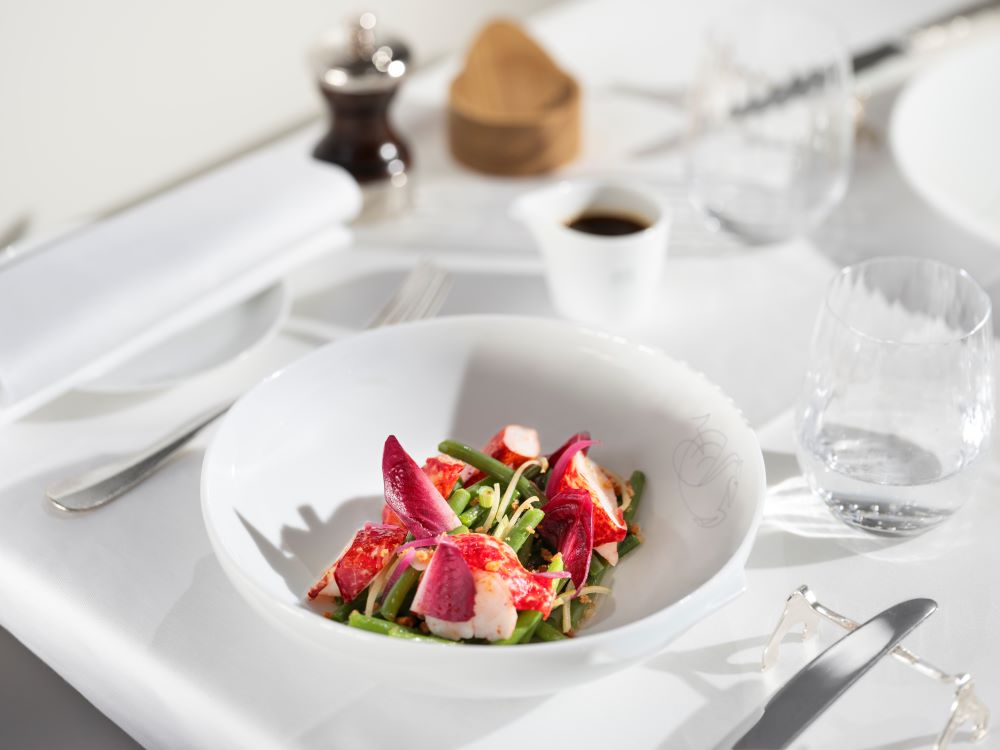Plat gastronomique signé Alain Ducasse servi au salon La Première Air France à Paris-CDG
