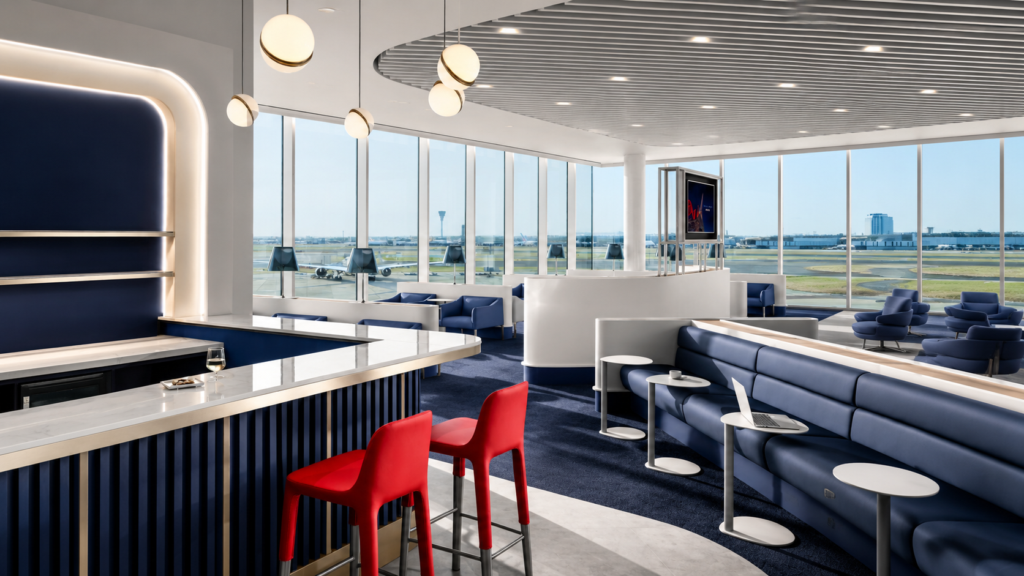 Salon Air France au Terminal 4 d'Heathrow avec bar bleu, sièges design et vue sur les pistes