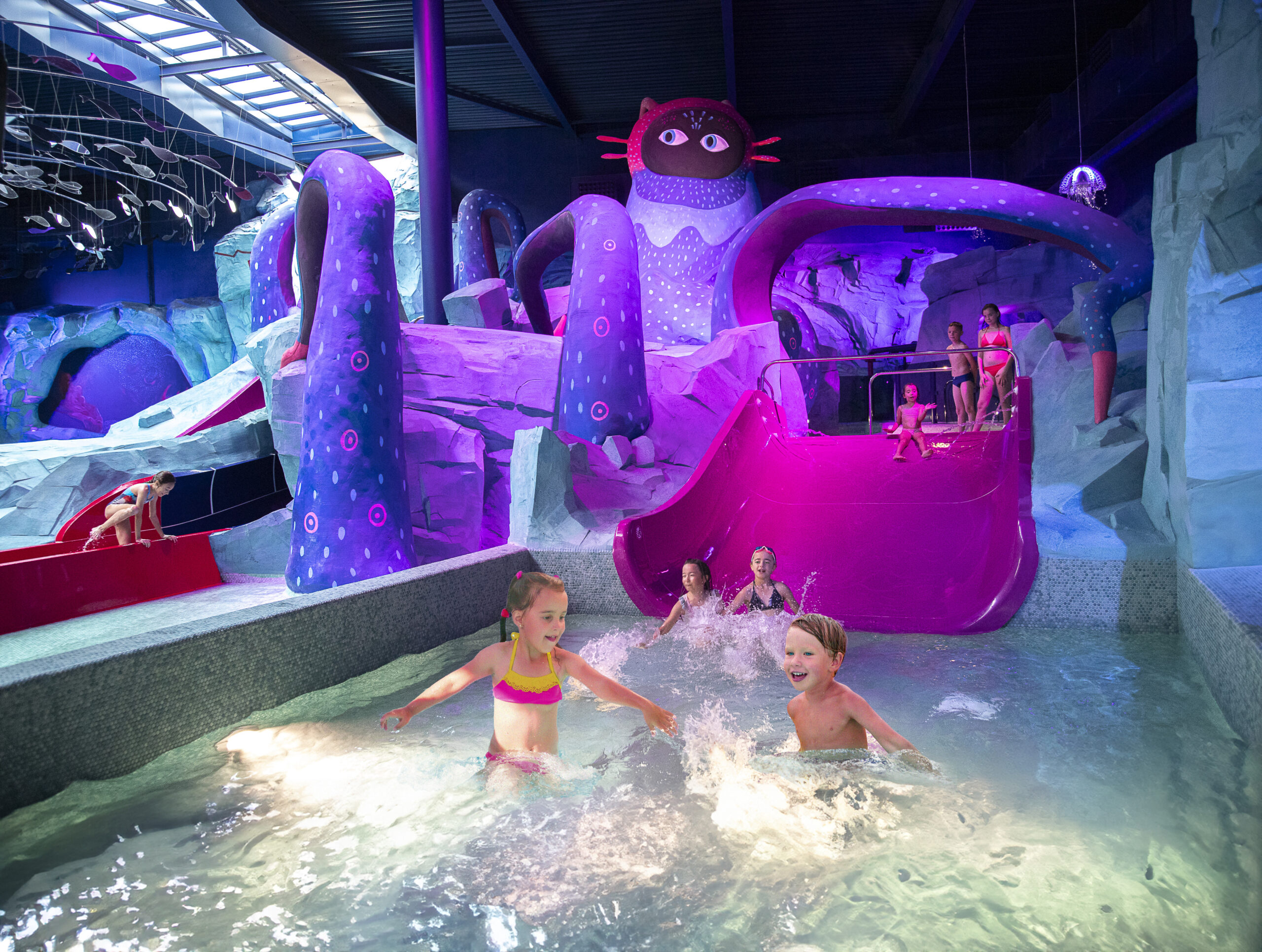 Enfants s'amusant sur le toboggan Faille de Kraki à l'Aquascope du Futuroscope