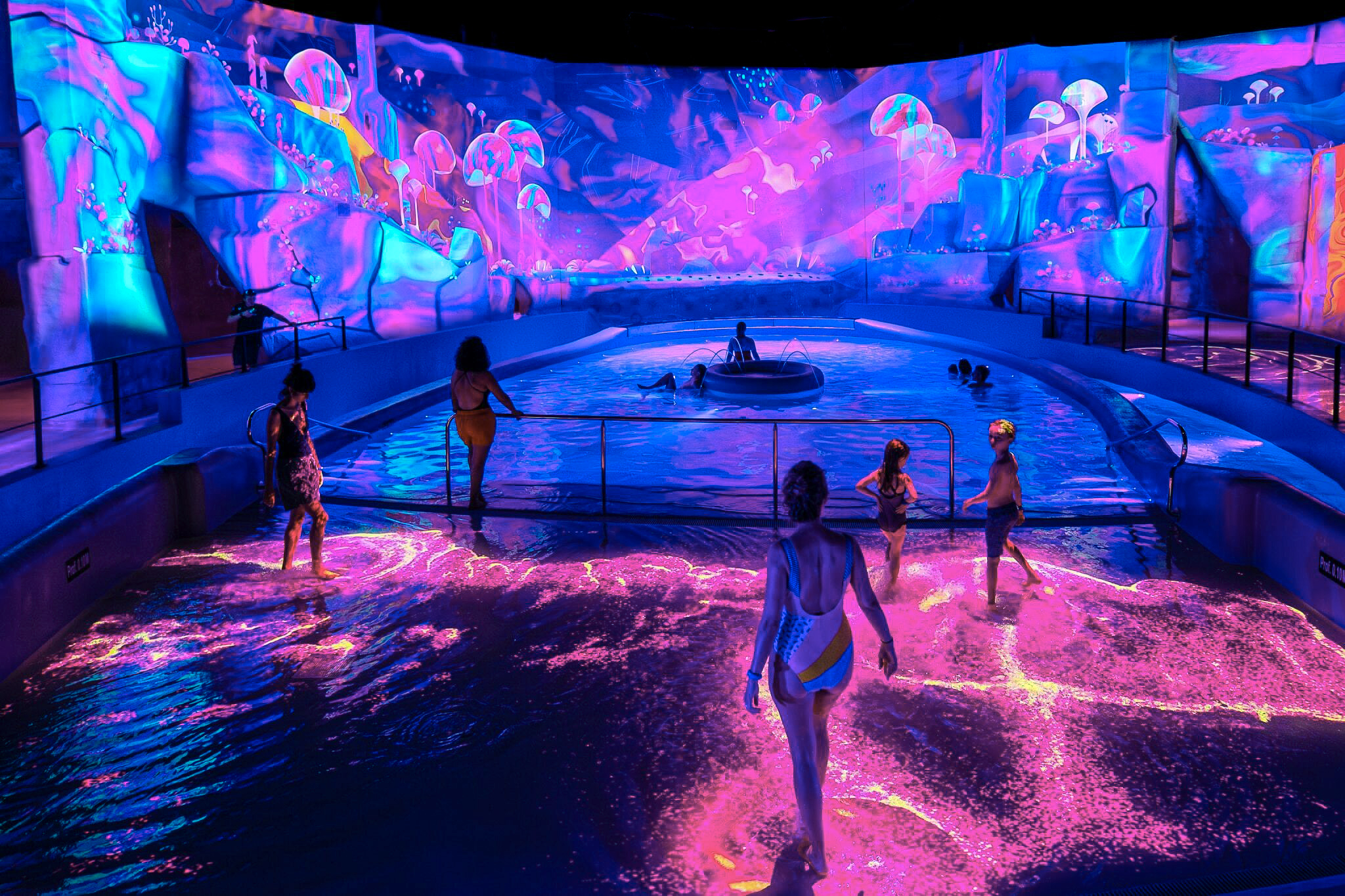Visiteurs dans le bassin lumineux Les Abysses de Lumière à l'Aquascope du Futuroscope