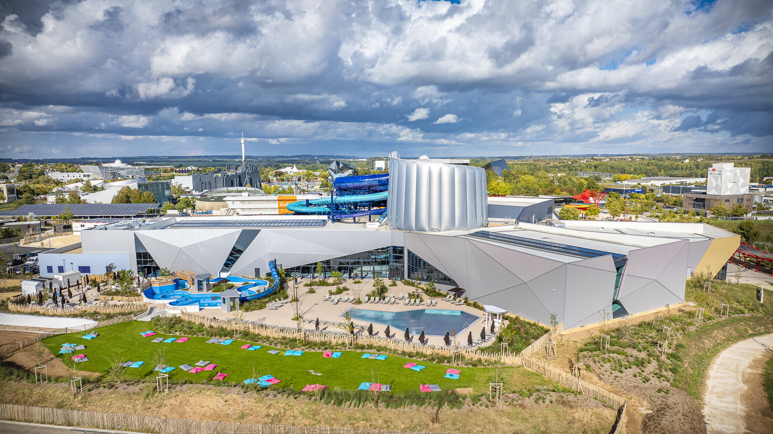 Vue d'ensemble de l'Aquascope du Futuroscope avec son architecture moderne et ses toboggans bleus