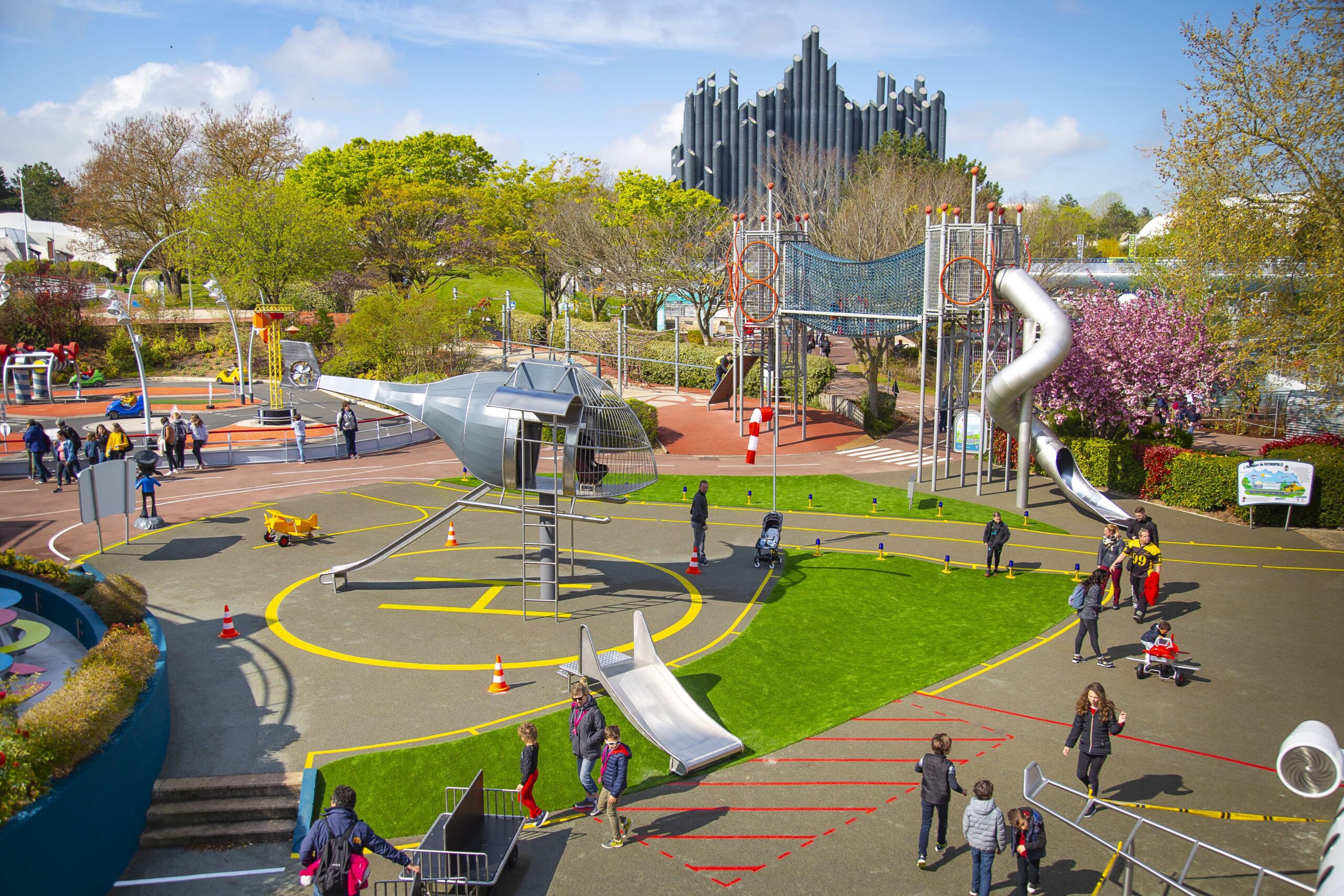 Enfants jouant à Futuropolis, la grande aire de jeux du parc Futuroscope sous le soleil