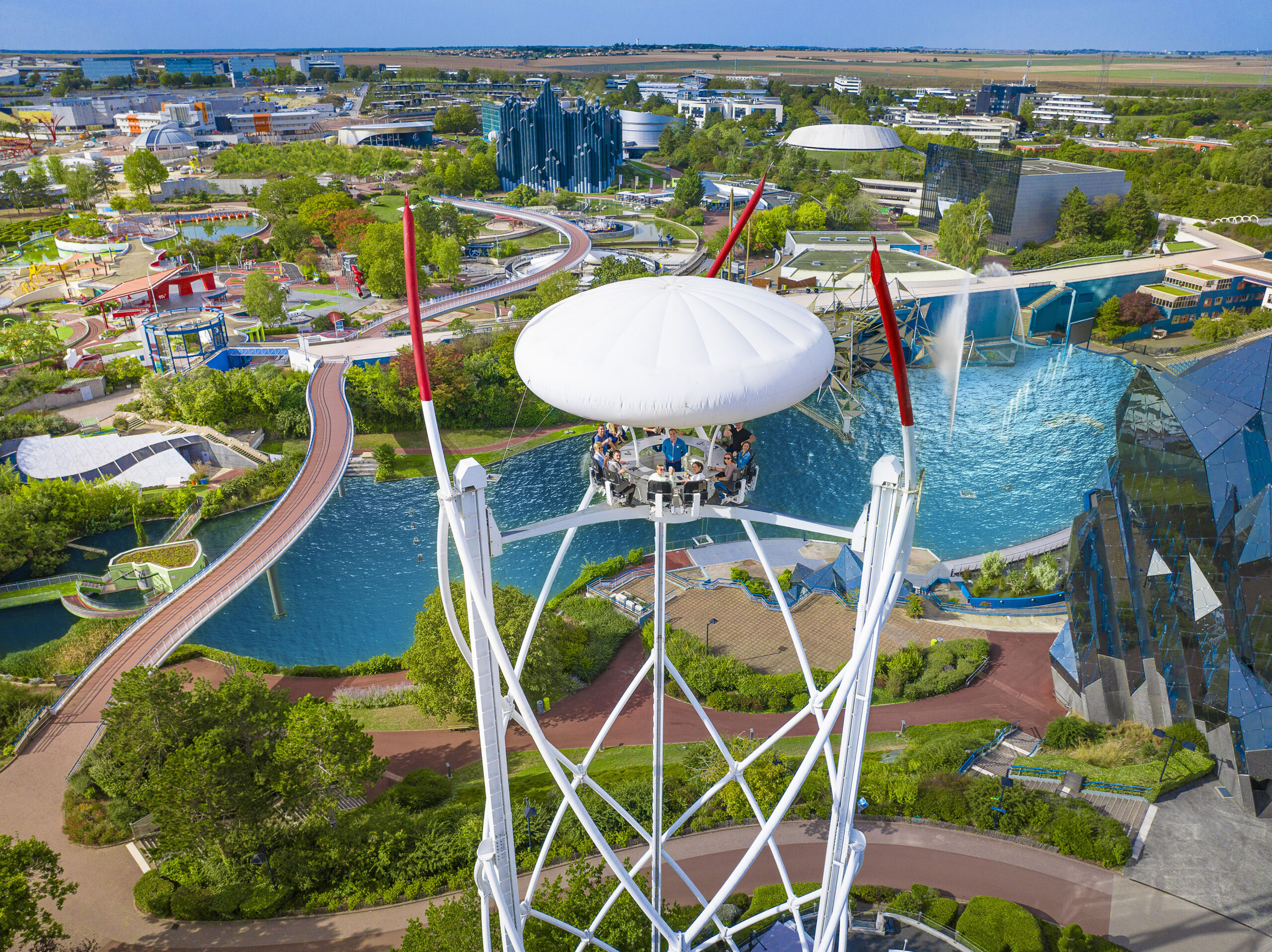 Vue aérienne du parc Futuroscope avec ses attractions, ses lacs et son bâtiment cristal emblématique