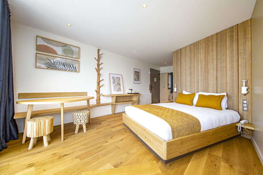 Chambre en bois clair et décoration naturelle à l'Hôtel Écolodgée du Futuroscope