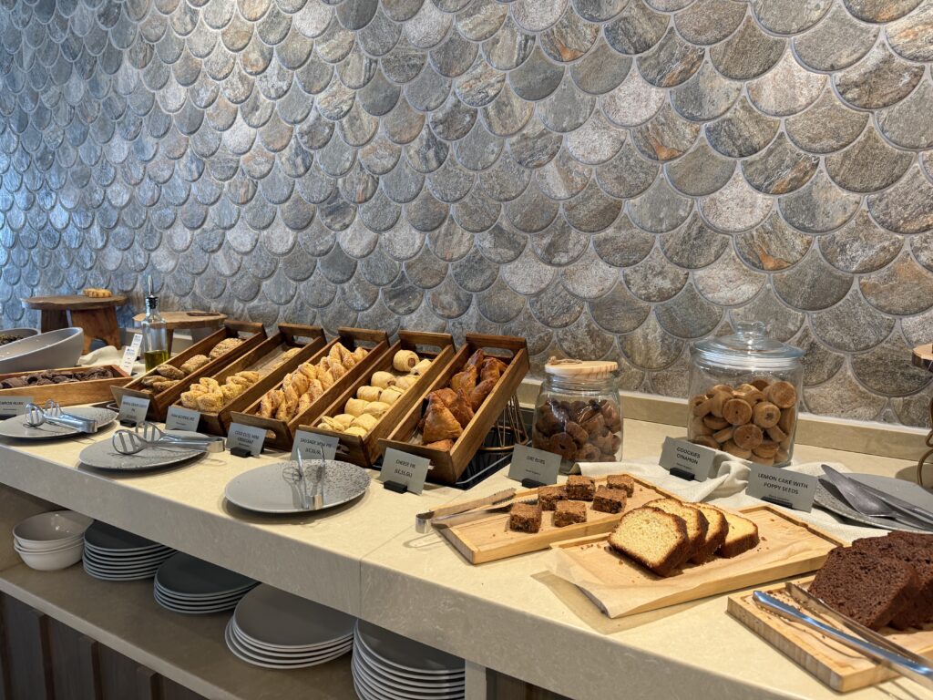 Buffet du petit déjeuner avec viennoiseries, gâteaux et biscuits dans le restaurant du Numo Ierapetra.