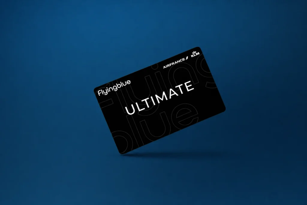 Carte noire Flying Blue Ultimate d’Air France KLM flottant sur fond dégradé bleu sobre.