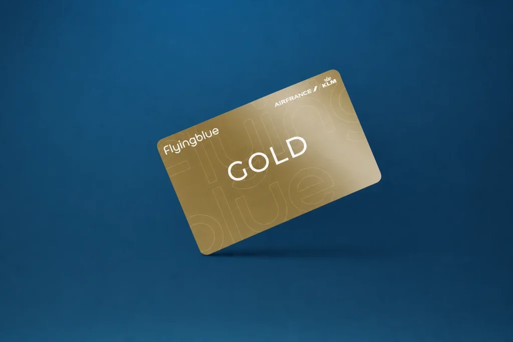Carte Flying Blue Gold Air France KLM dorée flottant sur un fond bleu uni.