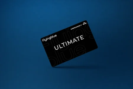 Carte noire Flying Blue Ultimate d’Air France KLM flottant sur fond dégradé bleu sobre.