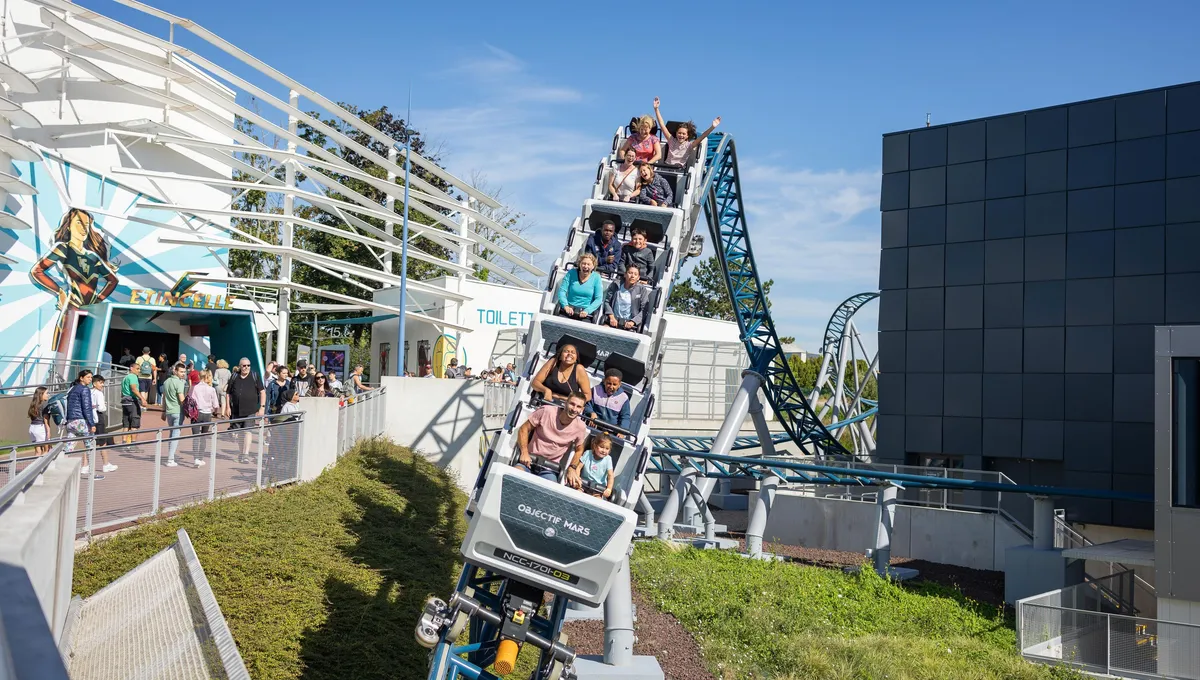 Montagnes russes Objectif Mars au Futuroscope avec visiteurs en pleine descente à sensations