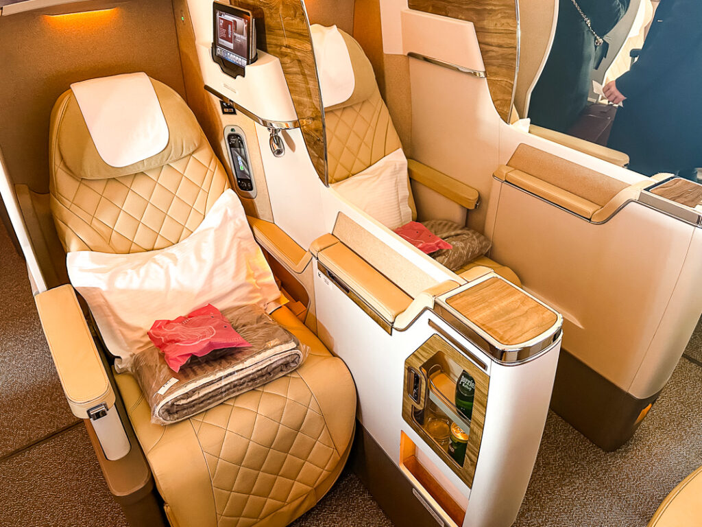 Cabine classe affaires du Boeing 777 d'Emirates lors d'un vol, photo 23