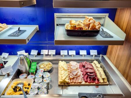 Buffet du salon Air France Genève avec charcuterie, fromages, yaourts et viennoiseries